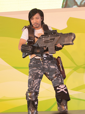 銃を構える男性