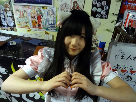 はにかみがとてもカワイイ中国人メイド.jpg